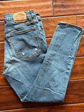 Levi's Women’s Blue Slim Straight Jeans with Subtle Distress